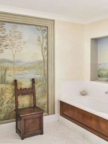 Luxuriöses Badezimmer mit Wandmalereien und eleganter Badewanne in der Villa San Michele