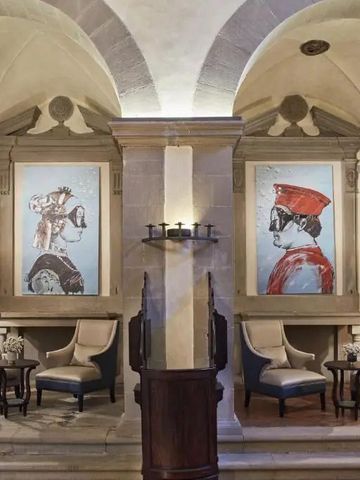 Stilvolle Lounge mit Gewölbedecke und kunstvollen Wandbildern in der Villa San Michele