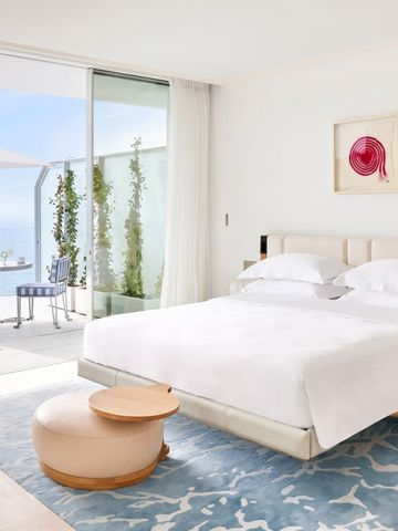 Modernes Hotelzimmer mit Terrasse und Meerblick