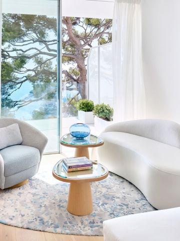 Elegantes Wohnzimmer mit modernen Möbeln und Meerblick