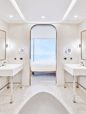 Luxuriöses Badezimmer mit Doppelwaschbecken und Meerblick