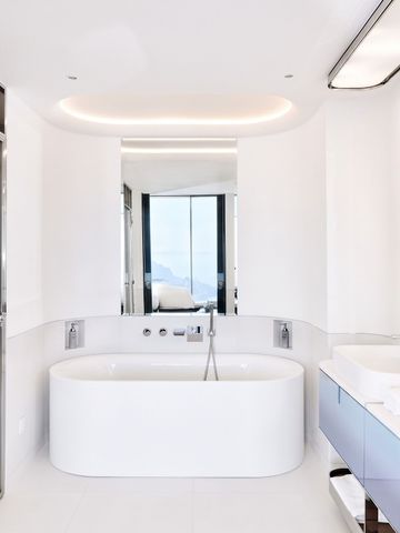 Modernes Badezimmer mit freistehender Badewanne und Spiegel