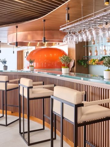 Elegante Hotelbar mit modernem Design und stilvollen Hockern