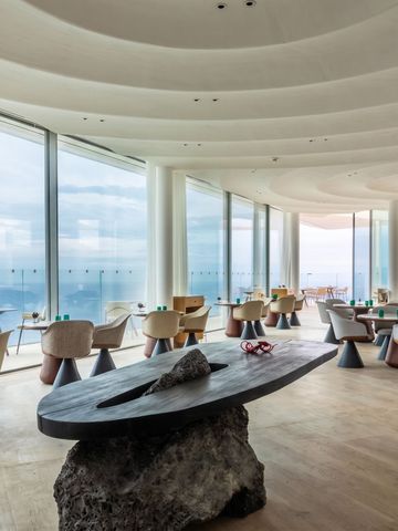 Lichtdurchflutetes Restaurant mit Panoramablick auf das Meer
