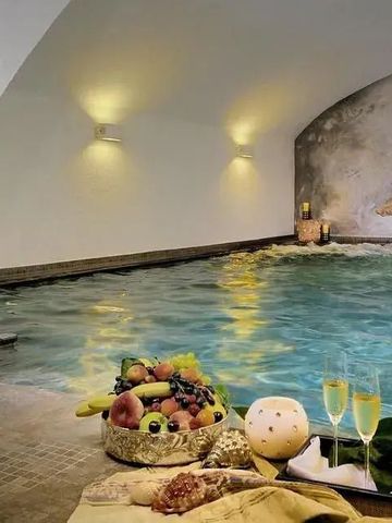 Eleganter Indoor-Pool mit Dekoration und Getränken am Rand