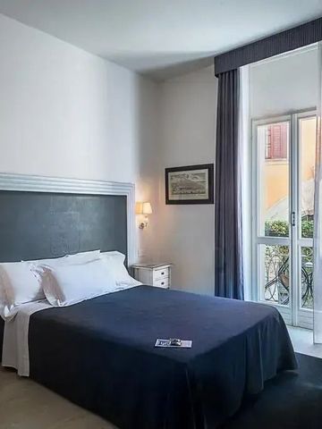 Helles Hotelzimmer mit modernem Bett und großen Fenstern