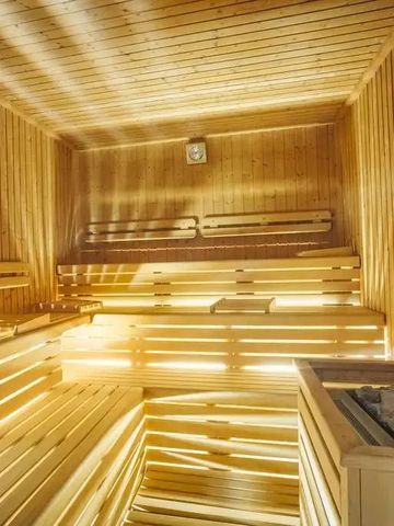 Gemütliche Sauna mit Holzverkleidung und weichem Licht