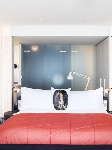 Geräumiges Doppelbettzimmer mit modernem Design und Akzentbeleuchtung im W Barcelona