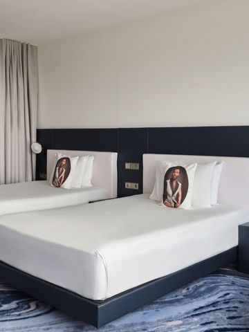 Modernes Hotelzimmer mit zwei Einzelbetten und stilvoller Einrichtung