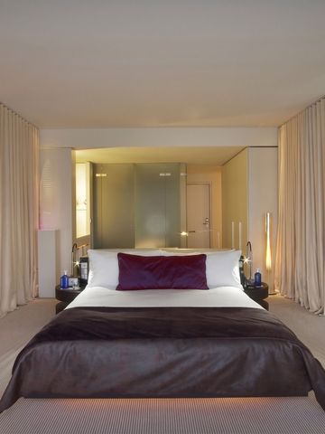 Geräumiges Hotelzimmer mit Kingsize-Bett und stilvoller Beleuchtung