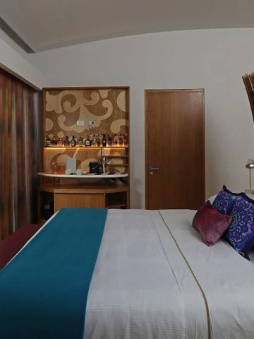 Elegantes Hotelzimmer mit modernen Dekorationselementen