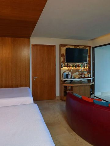 Geräumiges Zimmer mit zwei Betten und Zugang zur Terrasse mit modernem Dekor
