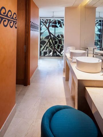 Großzügiges Badezimmer mit elegantem Design und hellen Farben