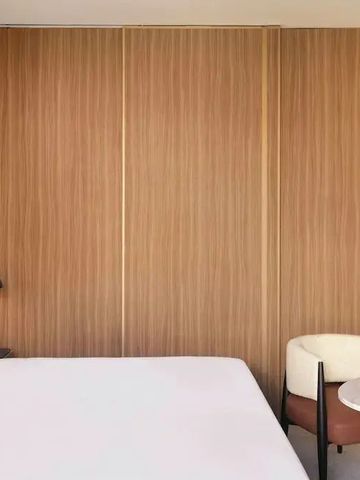 Geräumiges Zimmer mit modernem Design und Holzverkleidung