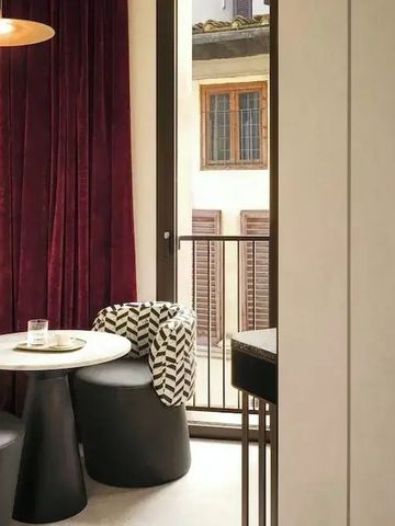 Gemütliche Sitzecke mit Tisch und Dekoration im Zimmer