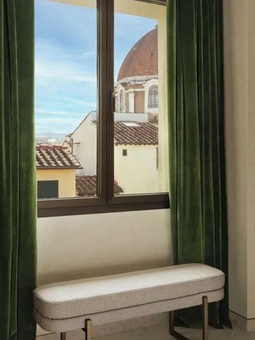Aussicht mit historischem Gebäudedetail durch Fenster