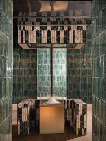 Exquisites Spa mit kunstvoller Wandgestaltung und stimmungsvoller Beleuchtung