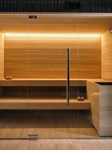 Moderne Sauna mit Holzverkleidung und Glasfront im Hotel W Florence