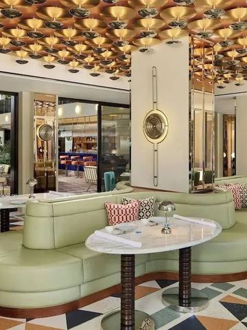 Stilvolle Hotellobby mit eleganten Sitzbereichen und dekorativer Decke
