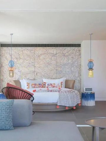 Modernes Zimmer mit orangenen Akzenten und Glaselementen