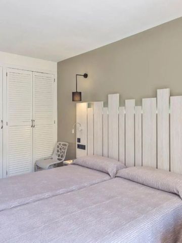 Einfaches Zimmer mit zwei Einzelbetten und neutralem Design