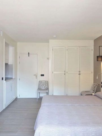 Geräumiges Zimmer mit zwei Betten und minimalistischem Interieur