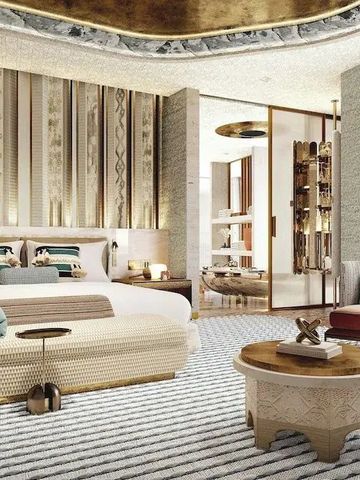 Geräumige luxuriöse Suite mit eleganter Einrichtung und großer Fensterfront