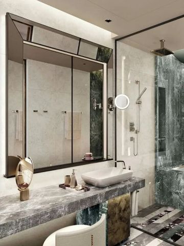 Modernes Badezimmer mit großen Spiegeln und hochwertigen Armaturen