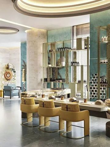 Eleganter Spa-Bereich mit modernen Behandlungsstationen und stilvollem Interieur