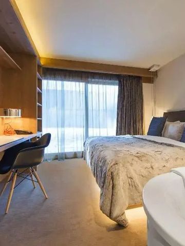 Modern eingerichtetes Hotelzimmer mit gemütlichem Bett und Schreibtisch