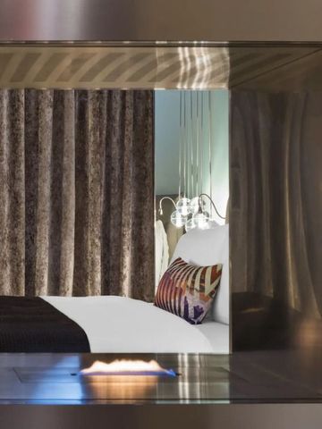 Stilvolles Schlafzimmer mit Kamin und luxuriösem Interieur