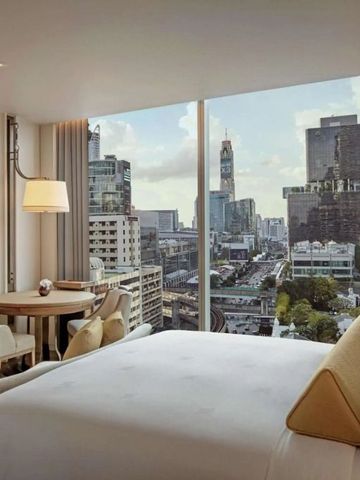Hotelzimmer mit Panoramafenstern und beeindruckendem Stadtblick bei Tag