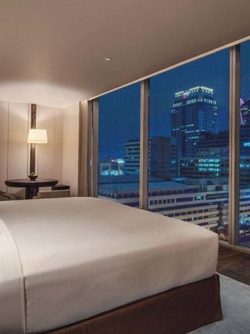 Hotelzimmer mit Panoramablick auf die Stadt Bangkok bei Nacht