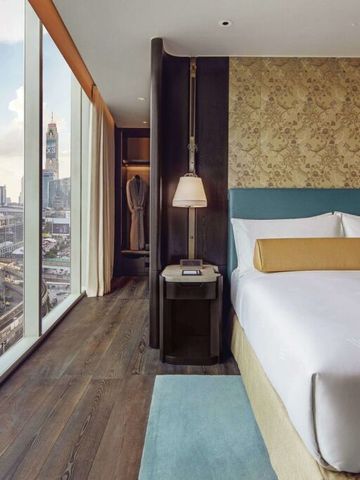 Komfortables Hotelzimmer mit großem Fenster und Stadtblick