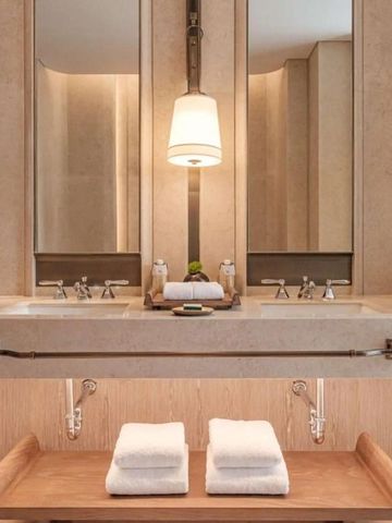 Luxuriöses Badezimmer mit Doppelwaschbecken und Spiegel
