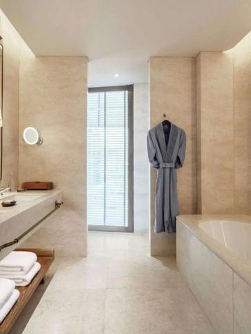 Geräumiges Badezimmer mit Badewanne und natürlichem Licht
