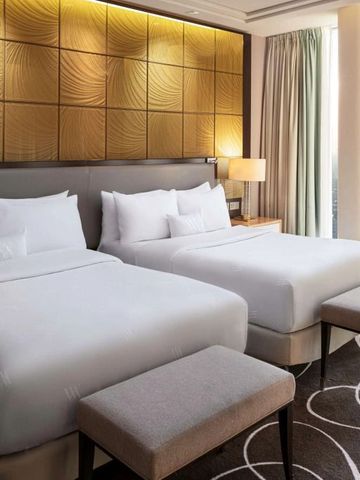 Zimmer mit zwei Doppelbetten und moderner Ausstattung