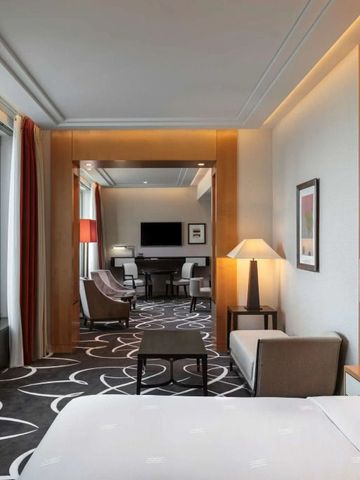 Luxuriöses Zimmer mit separatem Wohnbereich und Stadtblick