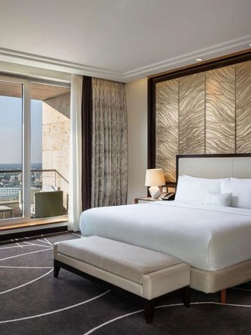 Hotelzimmer im Waldorf Astoria Berlin mit großem Bett und weitem Ausblick.