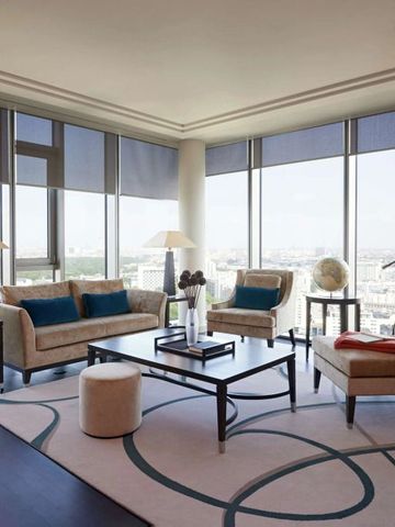 Luxuriöse Suite im Waldorf Astoria Berlin mit Panoramafenstern und stilvoller Einrichtung.