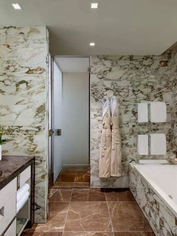 Elegantes Badezimmer mit edlem Marmor und luxuriöser Ausstattung.