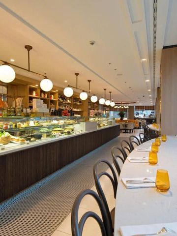 Elegantes Restaurant mit langen Tischen und modernem Design