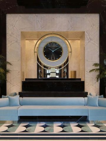 Luxuriöse Lobby mit opulenter Uhr und stilvollen Möbeln im Waldorf Astoria Doha