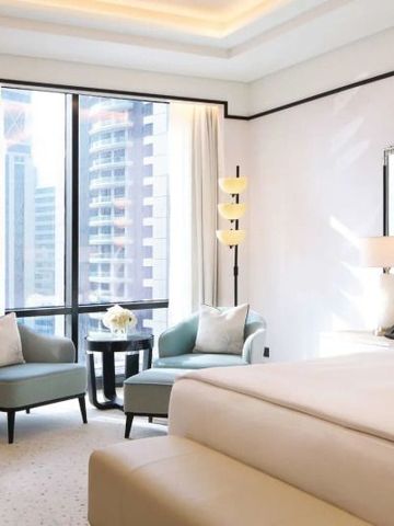 Luxuriöses Hotelzimmer mit Panoramafenstern und moderner Einrichtung im Waldorf Astoria Doha