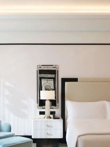 Helles Hotelzimmer mit Luxus-Interieur und gemütlichem Sessel