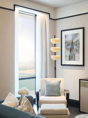 Elegante Ecke eines Hotelzimmers mit stilvoller Beleuchtung und Kunstwerk