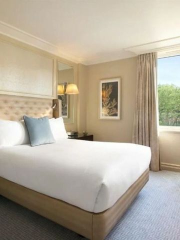 Komfortables Einzelzimmer im Caledonian Hotel mit Blick aus dem Fenster