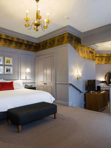 Geräumiges Hotelzimmer mit modernem Design und Sitzbereich