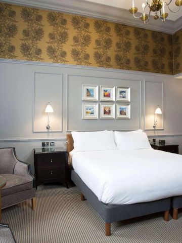 Hotelzimmer mit stilvollen Tapeten und eleganten Möbeln