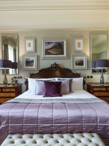 Elegantes Hotelzimmer mit großem Bett und klassischer Einrichtung